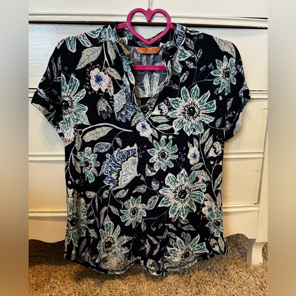 Amana Floral Split-neck blouse with button details size small